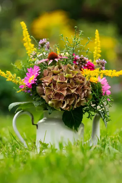 Buket Bunga Berwarna Dalam Pot Enamel Padang Rumput — Stok Foto