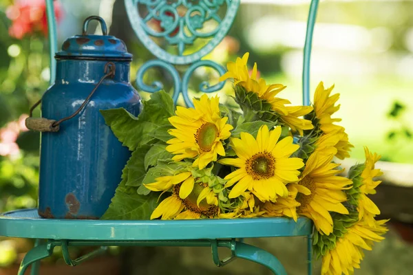 Букет Сонячних Квітів Садовому Стільці — стокове фото