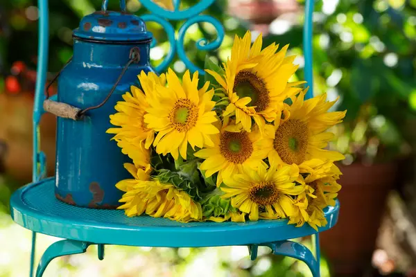 Bahçe Sandalyesinde Güneş Çiçeği Buketi — Stok fotoğraf
