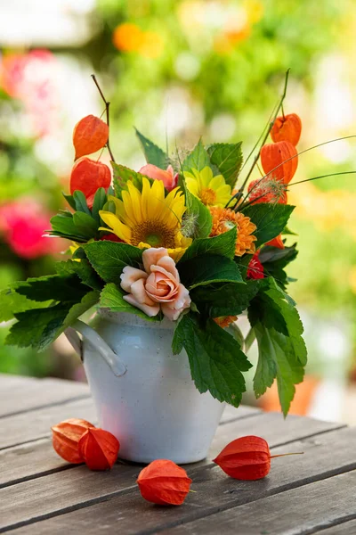 Emaye Kabında Sonbahar Çiçeği Buketi — Stok fotoğraf