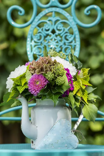 Bouquet Dengan Dahlia Kursi Taman — Stok Foto