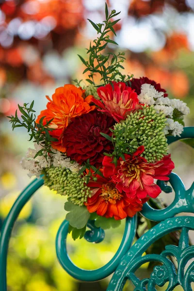 Buket Bunga Berwarna Dengan Dalias Kursi Taman Romantis Dengan Ruang Stok Gambar