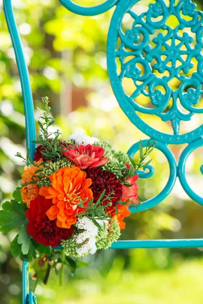 Bunter Blumenstrauß Mit Dalias Auf Einem Romantischen Gartenstuhl Mit Kopierraum Stockbild