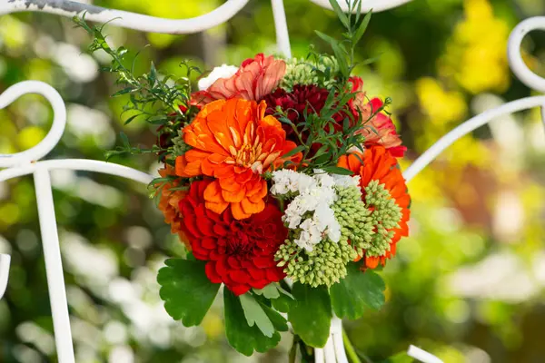 Bunter Blumenstrauß Mit Dalias Auf Einem Spalier Mit Kopierraum lizenzfreie Stockbilder