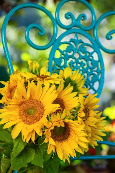 Sonnenblumenstrauß Auf Einem Gartenstuhl Mit Kopierraum lizenzfreie Stockbilder