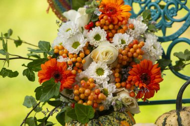 Bahçe sandalyesinde Gerbera olan renkli çiçek buketi