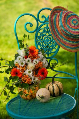 Bahçe sandalyesinde Gerbera olan renkli çiçek buketi