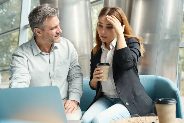 男人和女人在喝咖啡休息时进行交流 他们有咖啡和笔记本电脑 他们讨论重要的工作时间 — 图库照片