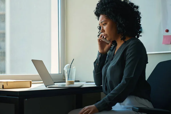 Allvarlig Afrikansk Amerikansk Affärskvinna Arbetsplatsen Och Ringer Telefon Använder Bärbar — Stockfoto