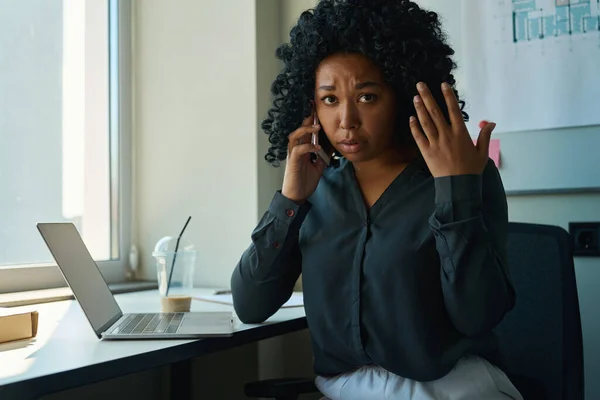 Droevige Multiraciale Vrouw Kantoorkleding Zittend Een Stoel Pratend Aan Telefoon — Stockfoto