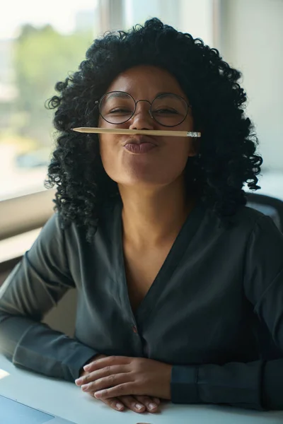 Glada Afrikanska Amerikanska Kvinna Glasögon Klämde Fast Penna Mellan Näsan — Stockfoto