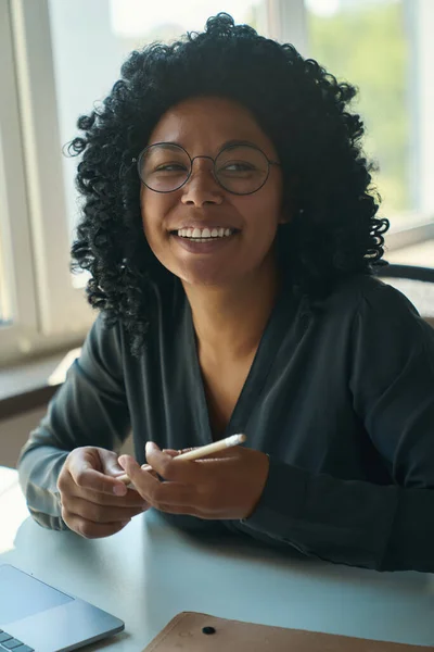 Leende Afrikansk Amerikansk Kvinna Glasögon Sittandes Vid Bordet Med Penna — Stockfoto