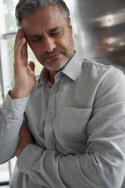 Uložení Muže Neformálních Šatech Trpí Bolestí Bolí Hlava — Stock fotografie