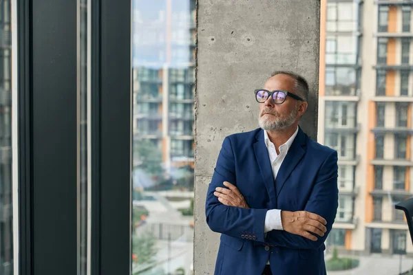 Eleganter Geschäftsmann Brille Und Anzug Steht Draußen Auf Der Terrasse — Stockfoto