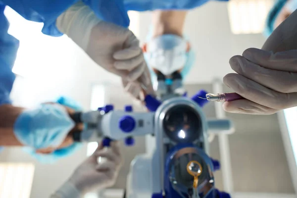 Lényegében Orvosok Védőruhában Maszkban Tartják Orvosi Műszert Műtétet Hajtanak Végre — Stock Fotó