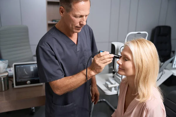 Professional Doctor Black Coat Standing Patient Performing Eye Ultrasound Using — Stock Photo, Image