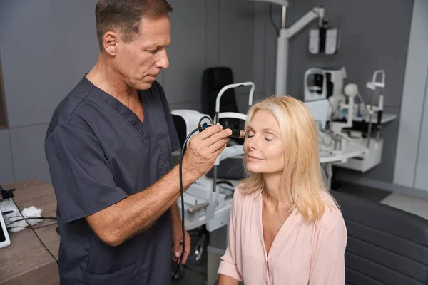 Доктор Чорному Пальто Стоїть Біля Пацієнта Виконує Ультразвукове Дослідження Очей — стокове фото