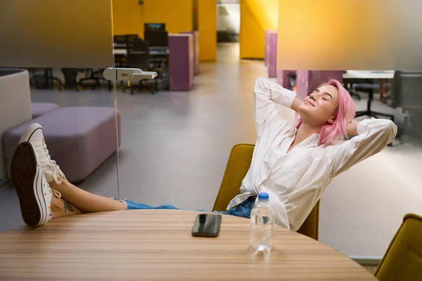 Mladá Žena Růžovými Vlasy Sedí Stolu Chytrým Telefonem Vodou Něm — Stock fotografie