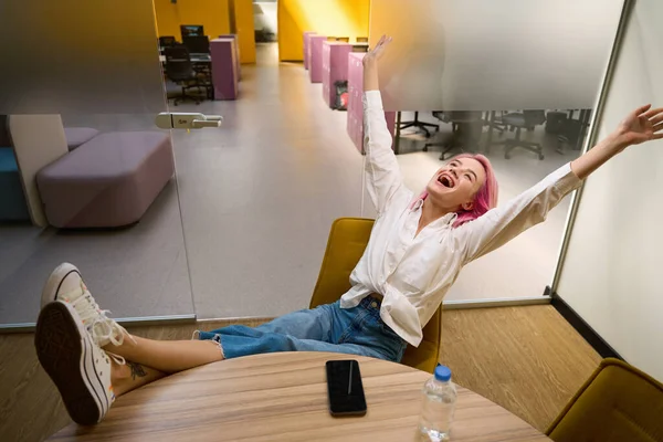 Senhora Feliz Com Cabelo Rosa Situado Mesa Com Smartphone Água — Fotografia de Stock