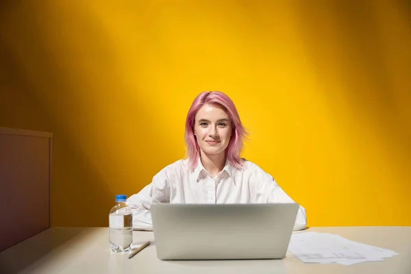 Mooie Dame Met Roze Haar Zitten Aan Tafel Met Laptop — Stockfoto