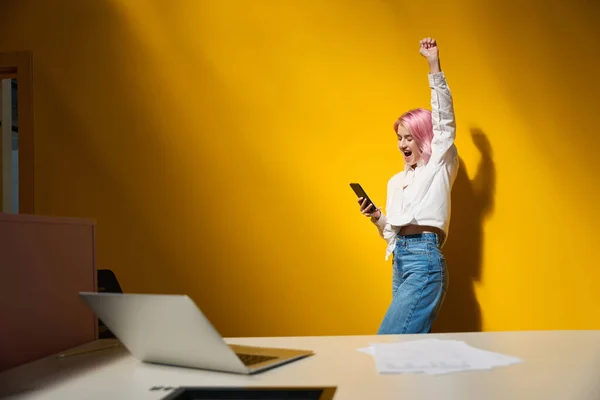 Дама Рожевим Волоссям Стоїть Біля Столу Відкритим Ноутбуком Офісі Тримає — стокове фото