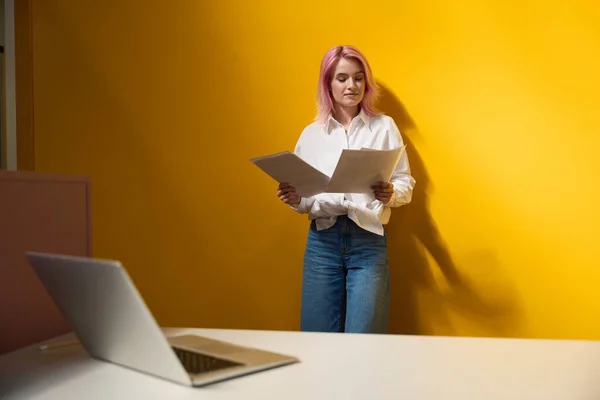 Красива Жінка Рожевим Волоссям Стоїть Біля Столу Відкритим Ноутбуком Офісі — стокове фото