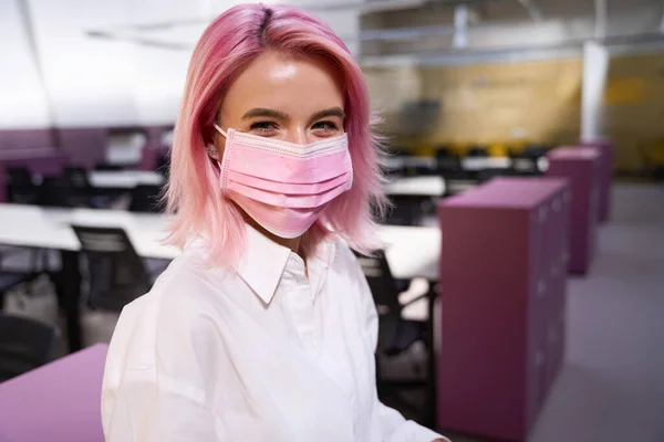 Retrato Mulher Jovem Com Cabelo Rosa Máscara Protetora Escritório Olhando — Fotografia de Stock