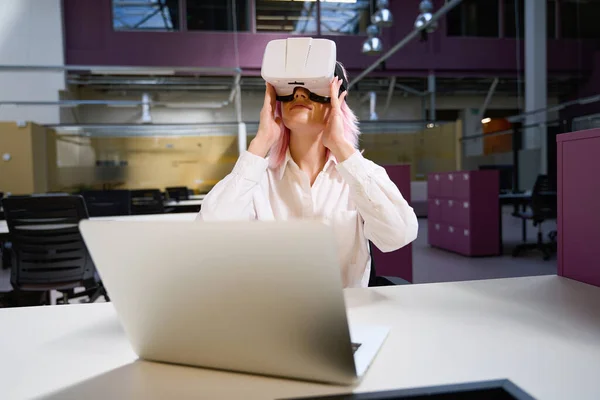 Designerin Mit Pinkfarbenen Haaren Sitzt Mit Laptop Tisch Und Schaut — Stockfoto