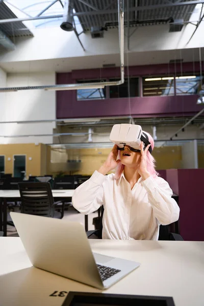 Dame Mit Pinkfarbenen Haaren Sitzt Mit Laptop Tisch Coworking Und — Stockfoto