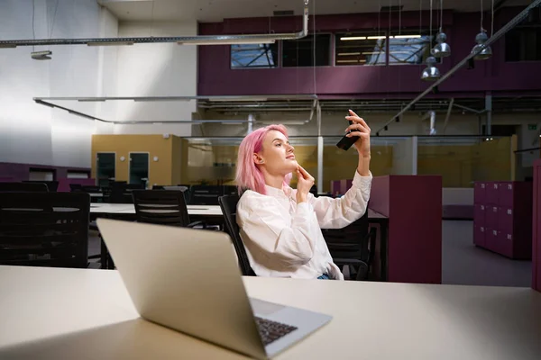 Mooie Dame Met Roze Haar Zit Aan Tafel Met Laptop — Stockfoto