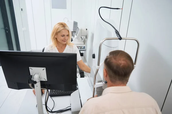 Médico Casaco Branco Sentado Computador Realizar Exame Ocular Cliente Sentado — Fotografia de Stock