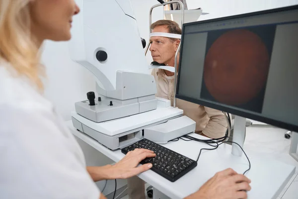 Lékař Bílém Plášti Sedí Počítače Provádí Oční Vyšetření Oční Bulvy — Stock fotografie