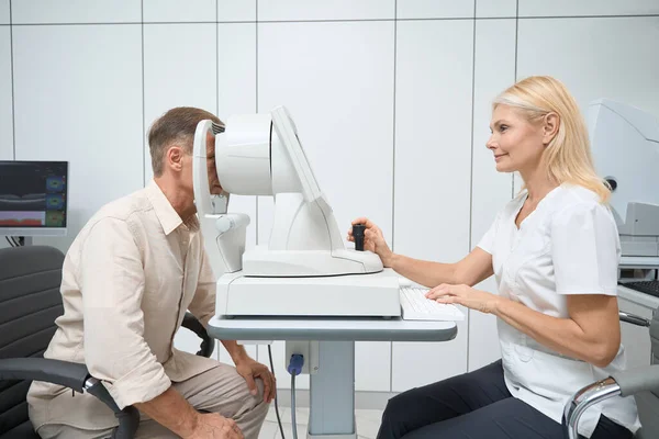 Doctor White Coat Sitting Performing Eye Examination Optical Biometer Cabinet — Stock Photo, Image