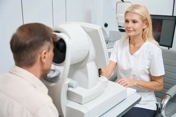 Oculista Bata Blanca Sentada Computadora Realizando Examen Ocular Con Biometro — Foto de Stock