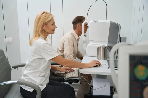 Pacient Podstupující Vyšetření Prsní Optické Koherence Tomografu Nemocnici — Stock fotografie