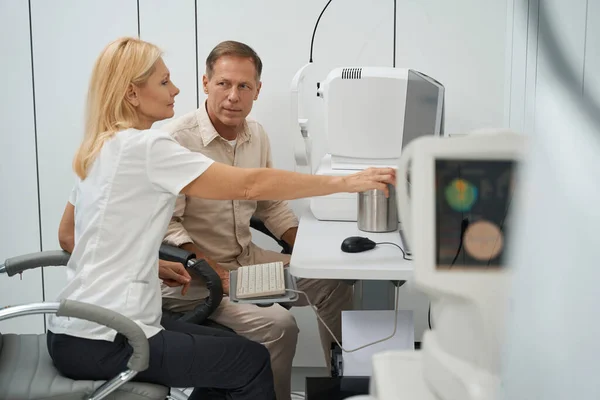 Muž Vyšetření Prsní Optické Koherence Tomografu Nemocnici — Stock fotografie