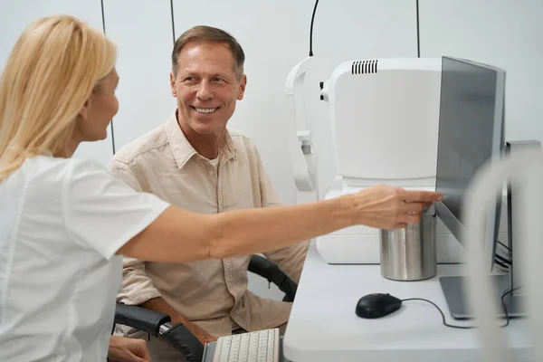 Usmívající Muž Sedí Blízkosti Hrudní Optické Koherence Tomograf Nemocnici Dívá — Stock fotografie
