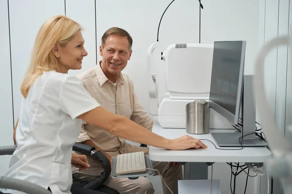 Man Sitting Pectral Optical Coherence Tomograph Hospital Looking Doctor — Stock Photo, Image