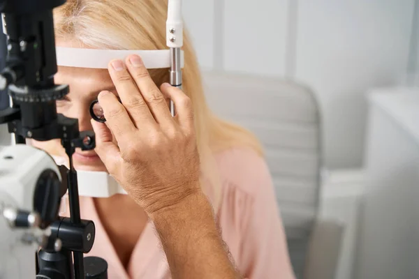 Oftalmolog Sitter Mittemot Patienten Och Använder Gonioler För Att Utföra — Stockfoto