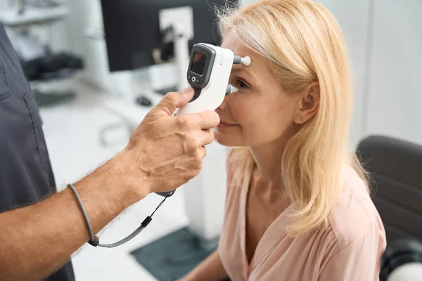 Лікар Стоїть Біля Пацієнта Тримає Пристрій Вимірює Внутрішньоочний Тиск Очей — стокове фото
