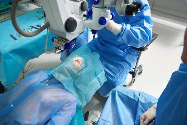 Koruyucu Giysili Bir Kadın Ameliyat Masasına Uzanıyor Yukarı Bakıyor Göz — Stok fotoğraf