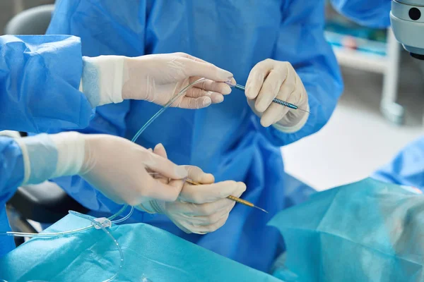 Νοσοκόμα Που Χορηγεί Στο Γιατρό Λευκά Προστατευτικά Γάντια Δύο Σπάτουλες — Φωτογραφία Αρχείου