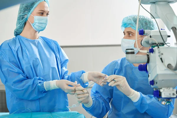 Νοσοκόμα Που Χορηγεί Στον Άνδρα Γιατρό Λευκά Προστατευτικά Γάντια Δύο — Φωτογραφία Αρχείου