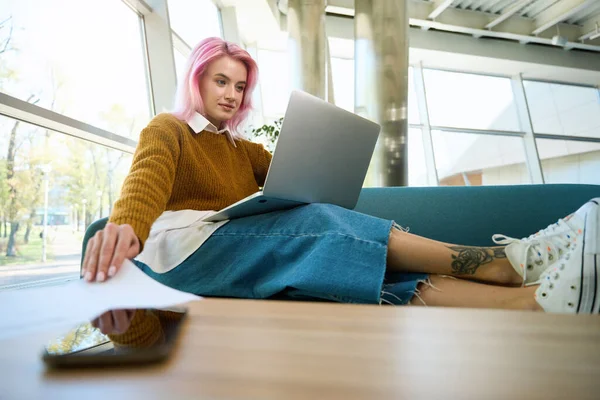 Femmina Seduta Sul Divano Coworking Guardando Sul Computer Portatile Prendendo — Foto Stock