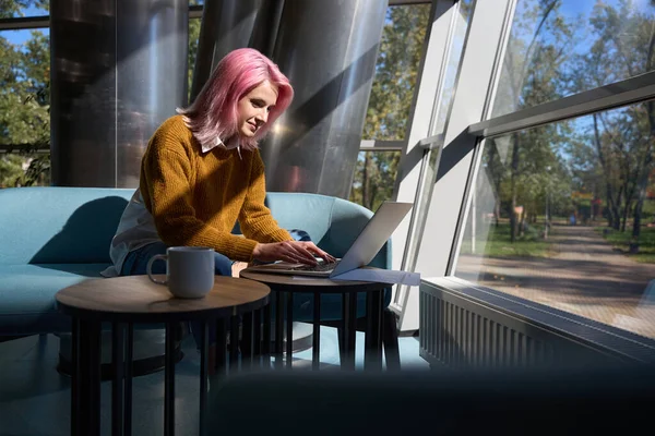 Vrouw Met Roze Haar Zittend Bank Coworking Buurt Van Tafel — Stockfoto