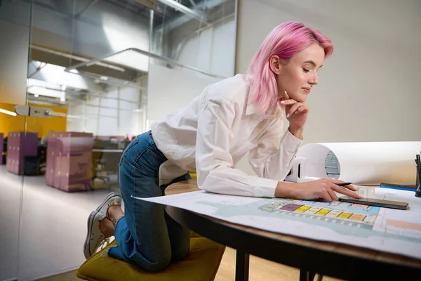 专业设计人员 粉色头发 坐在桌旁 为同事的建筑项目工作 — 图库照片