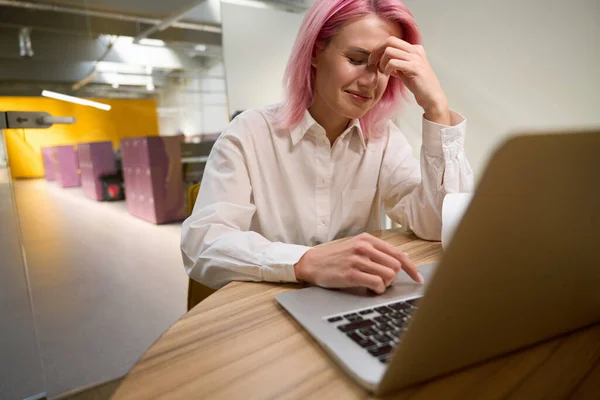 Senhora Triste Com Cabelo Rosa Sentado Mesa Com Laptop Working — Fotografia de Stock