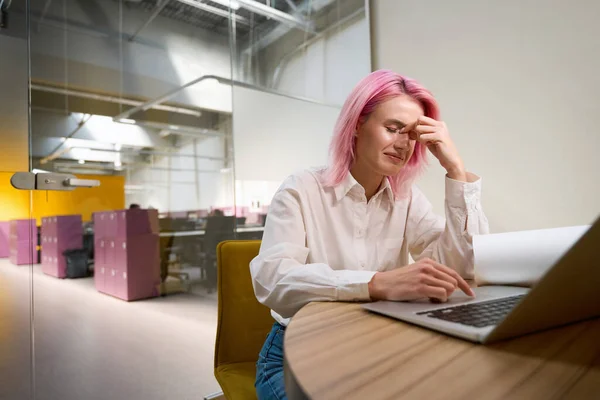 Mulher Triste Com Cabelo Rosa Sentado Mesa Com Laptop Coworking — Fotografia de Stock