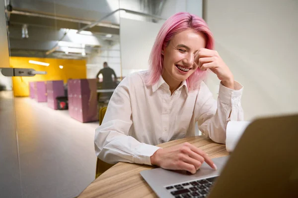 Lächelnde Dame Mit Pinkfarbenen Haaren Sitzt Tisch Mit Laptop Coworking — Stockfoto