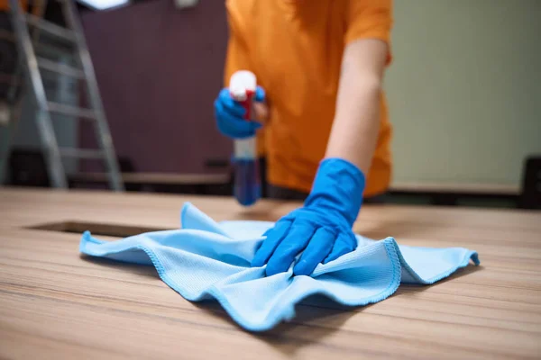 Tiro Recortado Limpiador Guantes Goma Usando Spray Desinfectante Paño Para —  Fotos de Stock